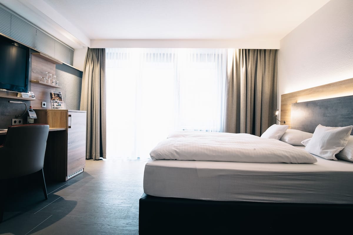 Dobbeltrom | Sengetøy av topp kvalitet, minibar, safe på rommet og skrivebord