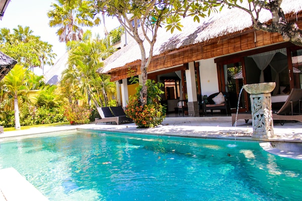 Piscine extérieure, chaises longues