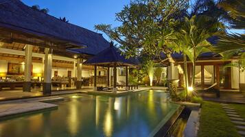 1 kamar tidur, minibar, brankas, dan didekorasi berbeda-beda