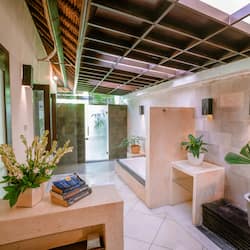 Badewanne und Dusche (separat), kostenlose Toilettenartikel