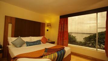 Suite | Premium bedding, pillowtop beds, minibar, in-room safe