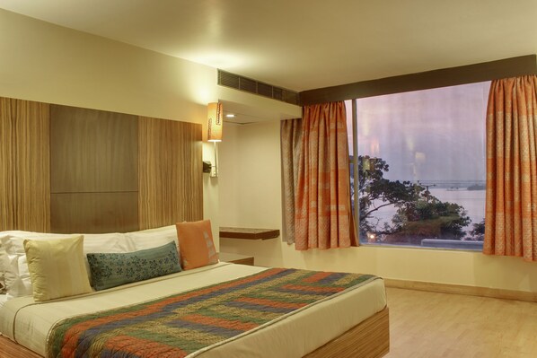 Deluxe Room | Premium bedding, pillow-top beds, minibar, in-room safe