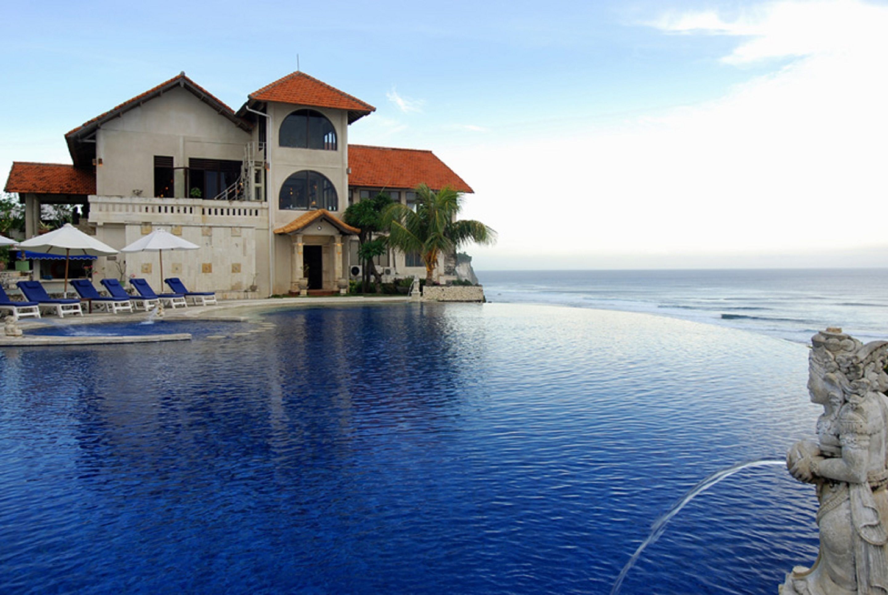 3 piscines extérieures