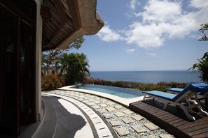 2 Bedroom Ocean Front Presidential Villa | Coffre-fort, bureau, accès au Wi-Fi (inclus), literie fournie