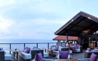 2 restaurantes, se sirve desayuno