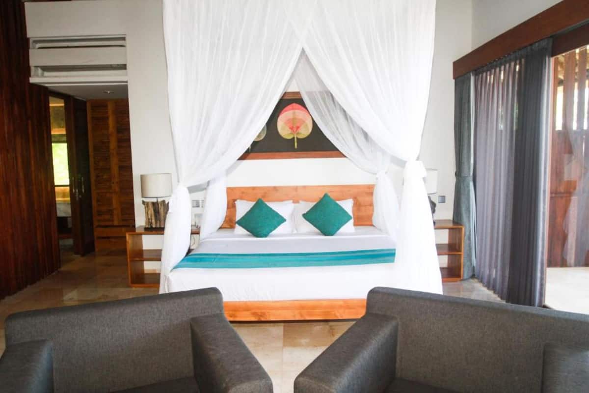 Deluxe Suite, 1 King Bed, Ocean View | In-room safe, desk, free WiFi, bed sheets