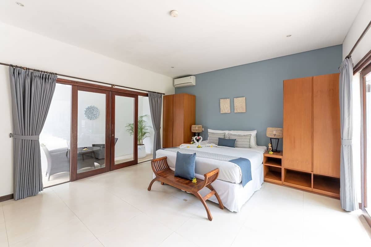 Ropa de cama de alta calidad, edredón, camas con pillow-top y minibar