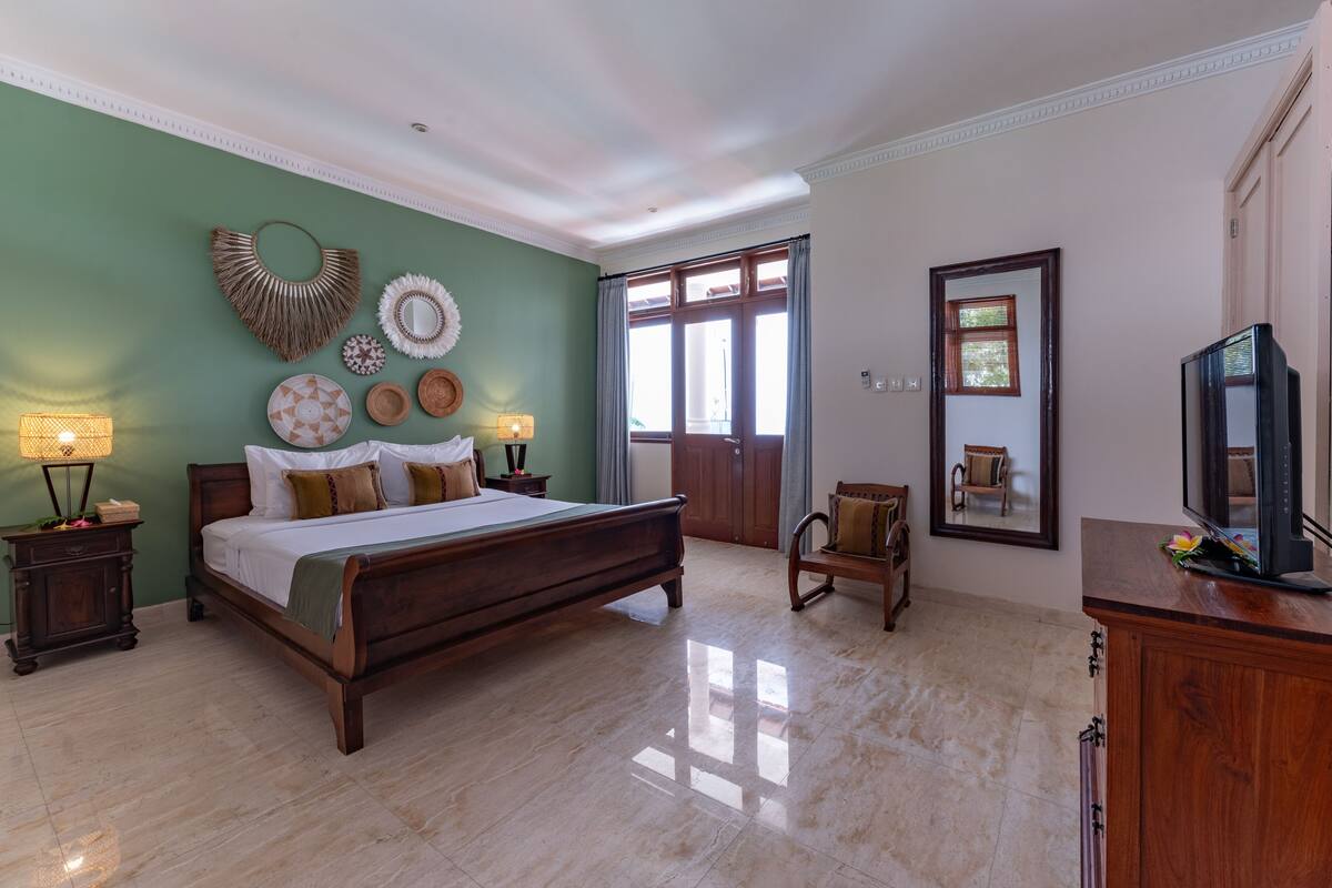 Four Bedroom Pool Villa | 高級寝具、羽毛の掛け布団、ピロートップベッド、ミニバー