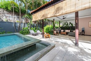 One Bedroom Pool Villa | Wohnbereich | 32-Zoll-LCD-Fernseher mit Kabelempfang, Fernseher, iPod-Dockingstation