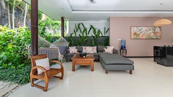 Deluxe Two Bedroom Pool Villa | Khu phòng khách | TV LCD 32-inch có truyền hình cáp, TV, iPod dock