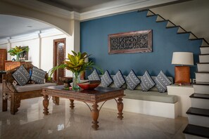 Four Bedroom Pool Villa | Oppholdsområde | En 32-tommers LCD-TV med kabel-kanaler samt TV og iPod-dokkingstasjon