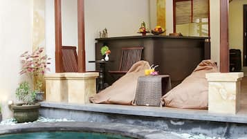 室外泳池;泳池傘、躺椅