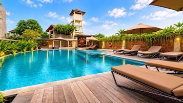Piscine extérieure, parasols de plage, chaises longues