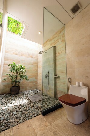 Villa, 3 Bedrooms, Private Pool | Bathroom | Separate tub and shower, deep soaking tub, rainfall showerhead - Bali Ayu Hotel And Villas (Seminyak)