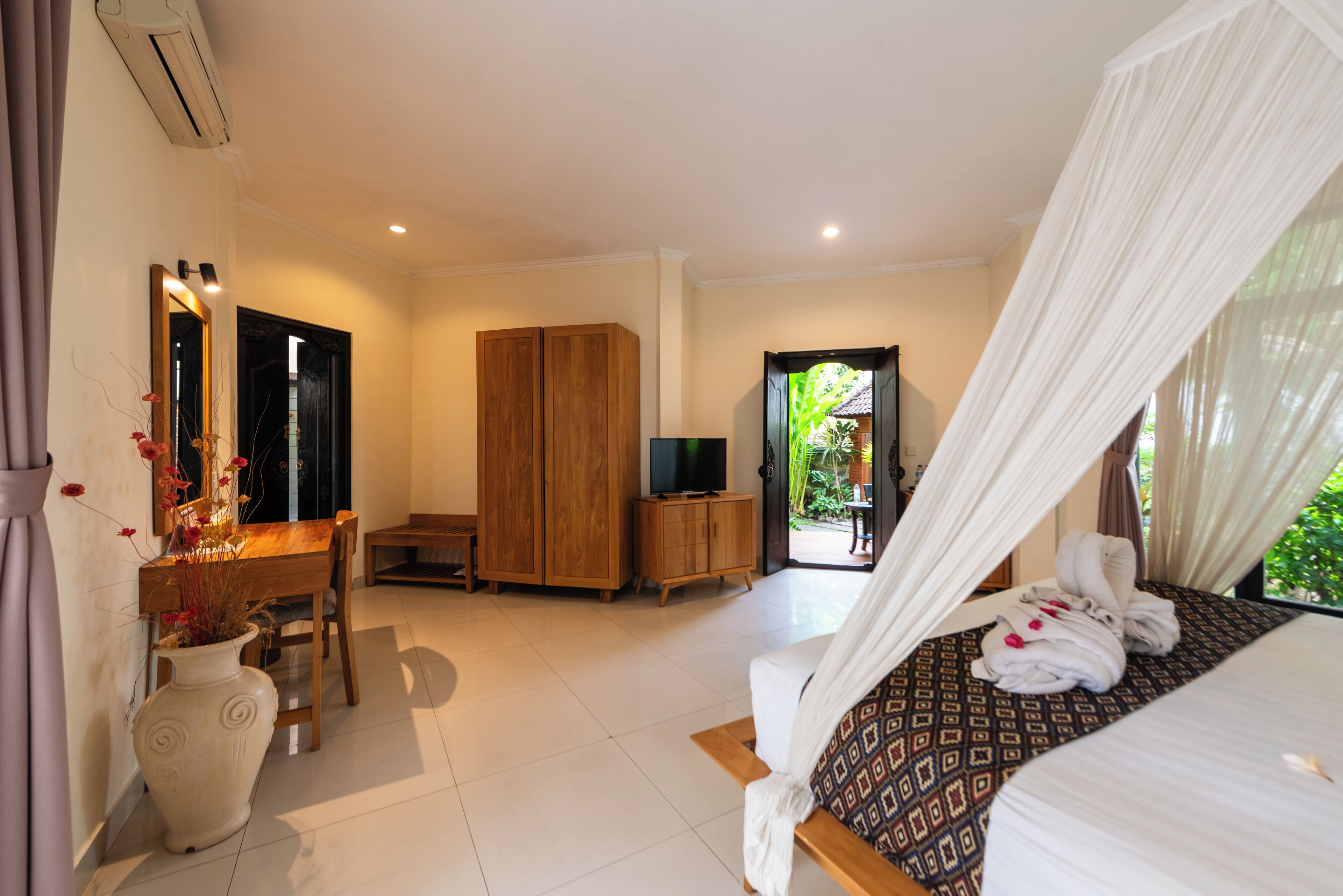 deluxe villa, garden view (deluxe garden villa) | 1 bedroom, minibar, in-room safe, desk