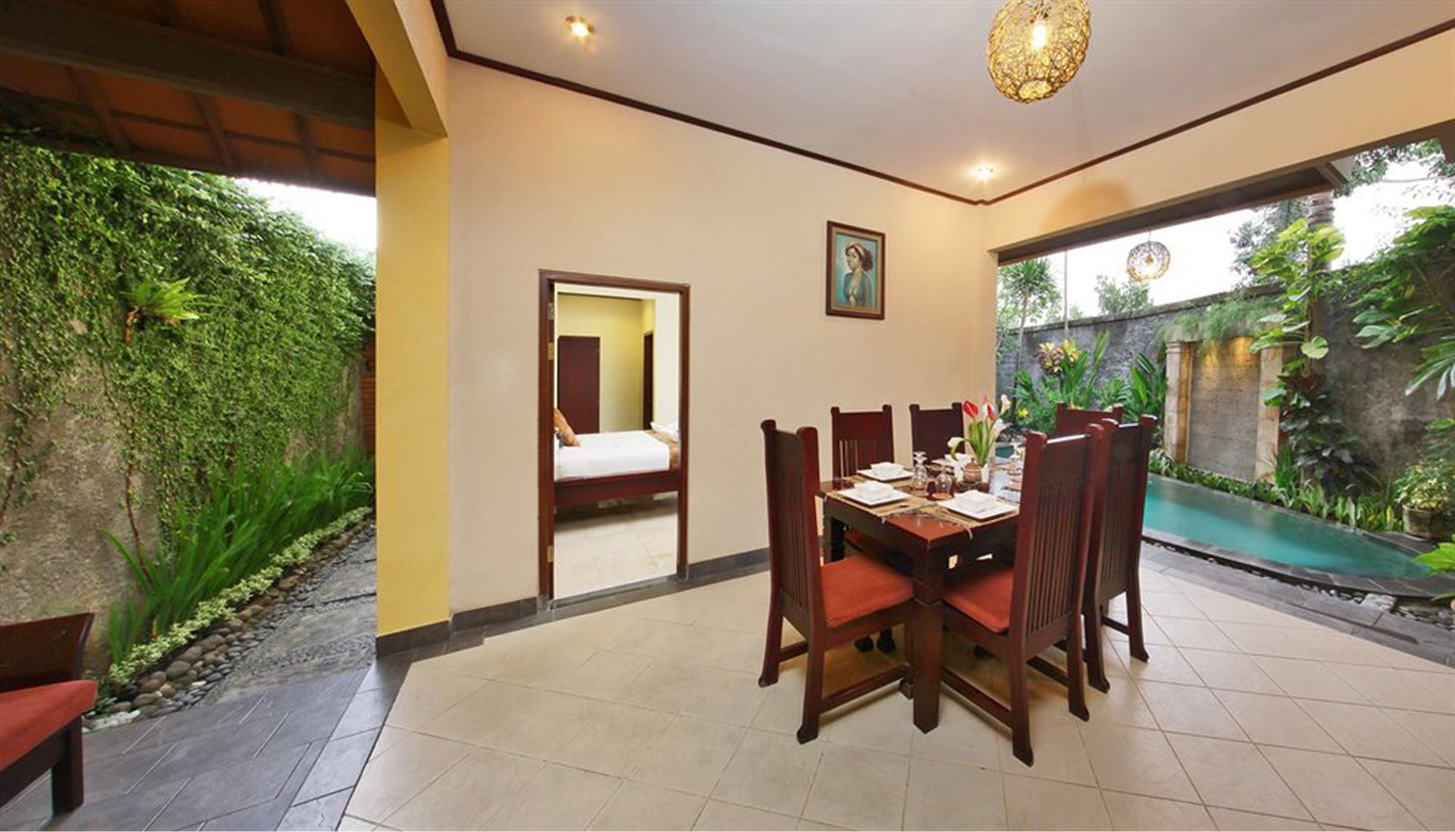 breakfast, lunch, dinner served; international cuisine