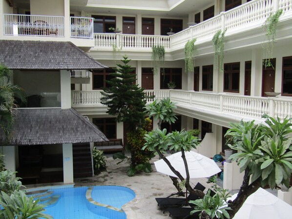 Outdoor pool - Wida Hotel (Legian)