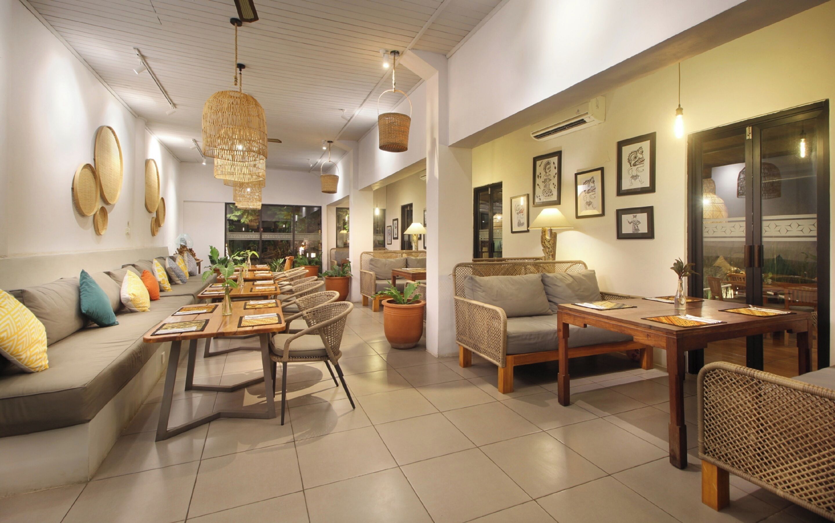 2 restaurants, breakfast, lunch, dinner served; italian cuisine