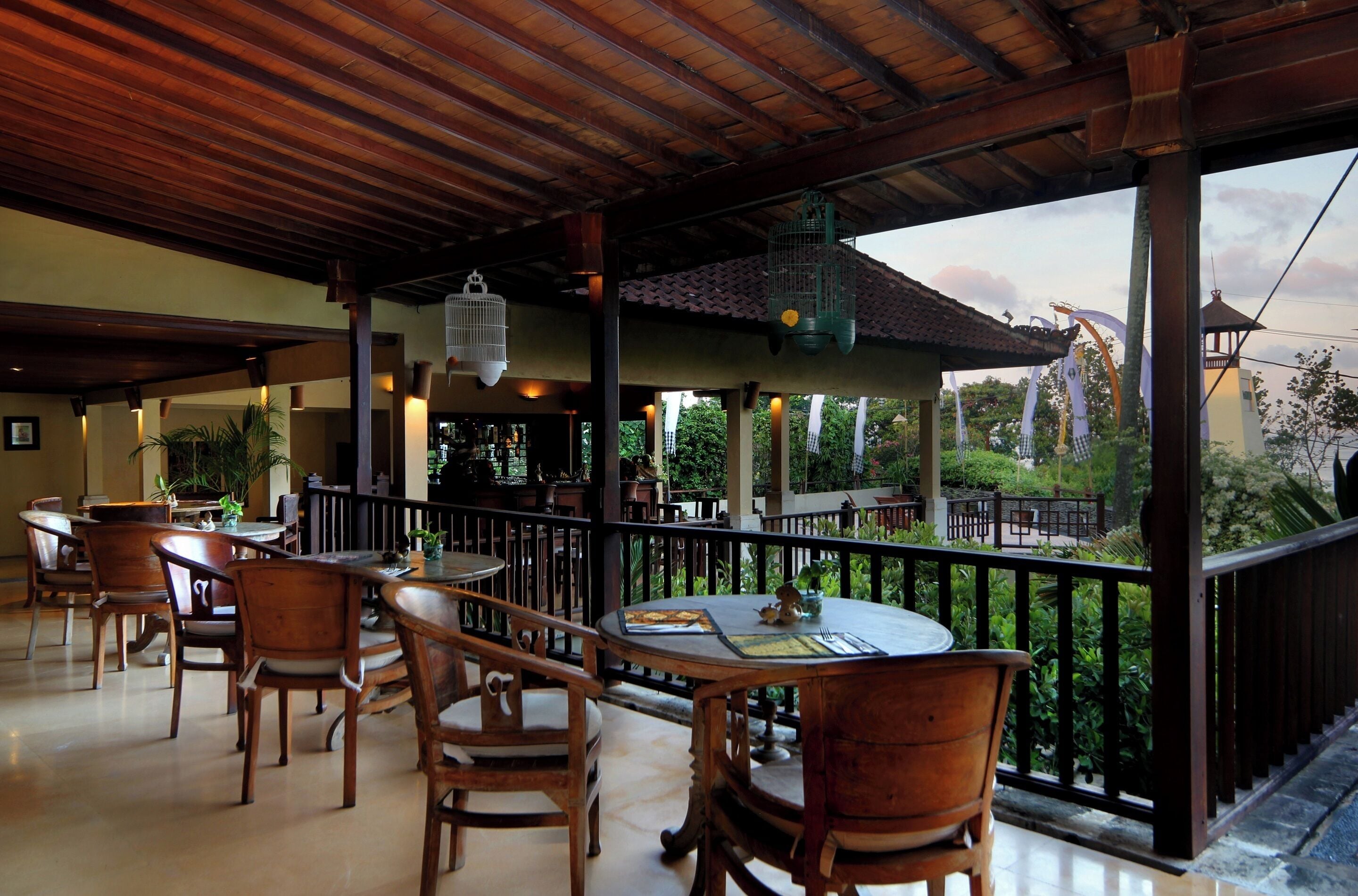 2 restaurants, breakfast, lunch, dinner served; italian cuisine