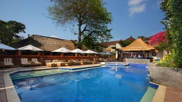 2 buitenzwembaden, parasols voor strand/zwembad