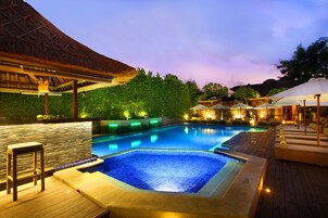 2 piscinas al aire libre, sombrillas, sillones reclinables de piscina