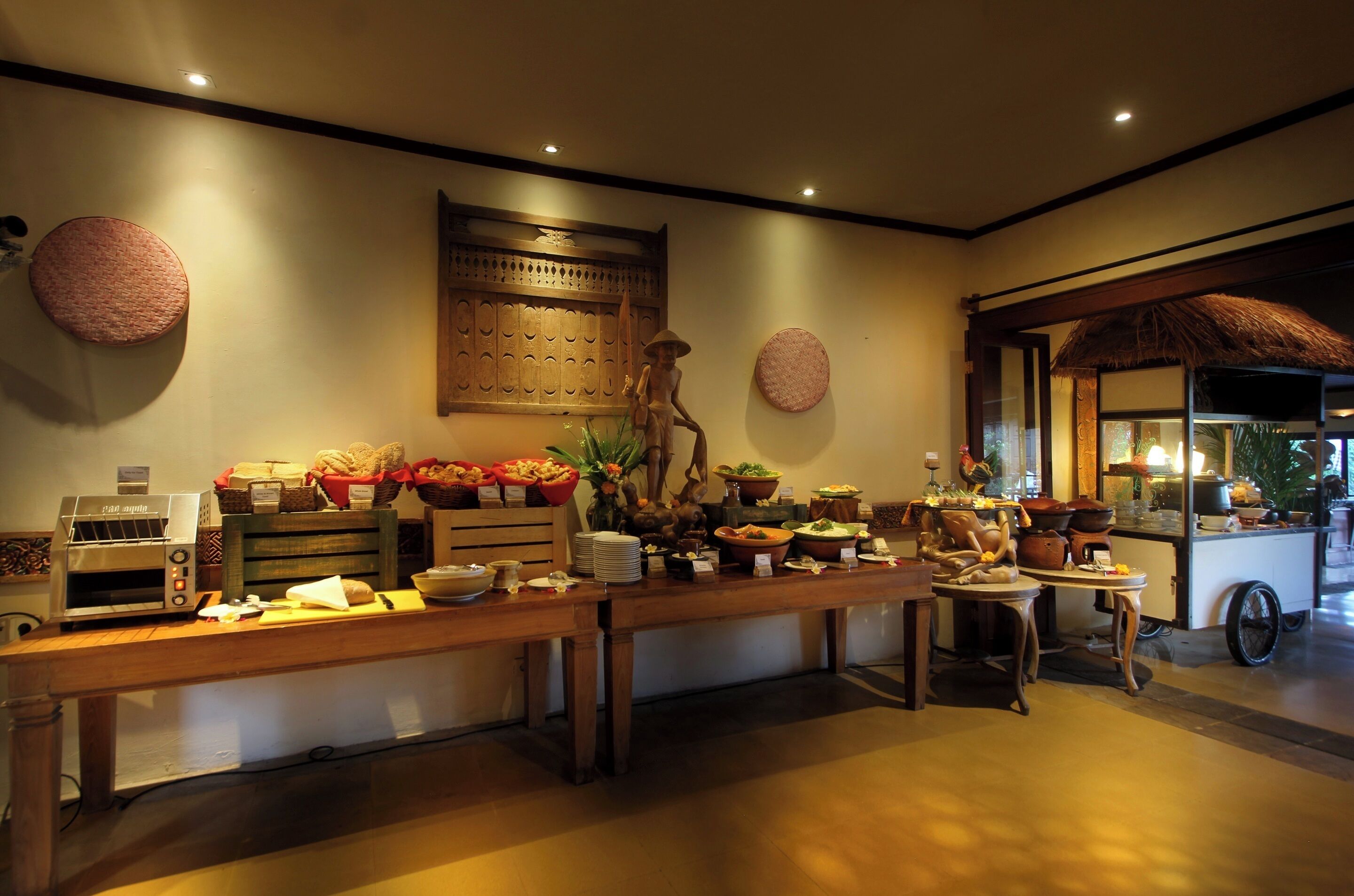 Un buffet proposant divers plats et un grille-pain.