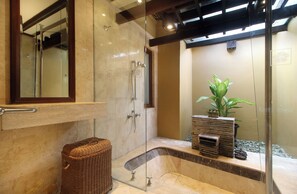 Alam Villa | Salle de bain | Douche, articles de toilette gratuits, sèche-cheveux