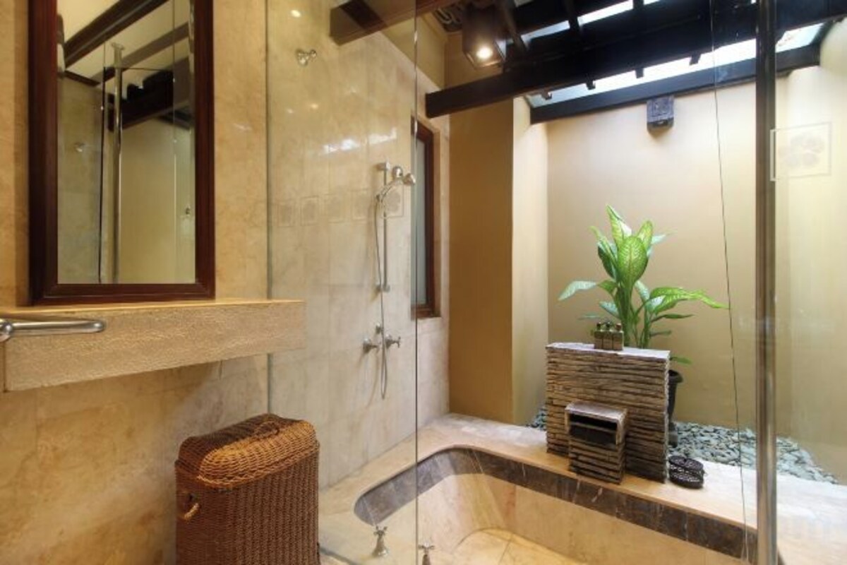 Bathroom | Shower, free toiletries, hair dryer, towels