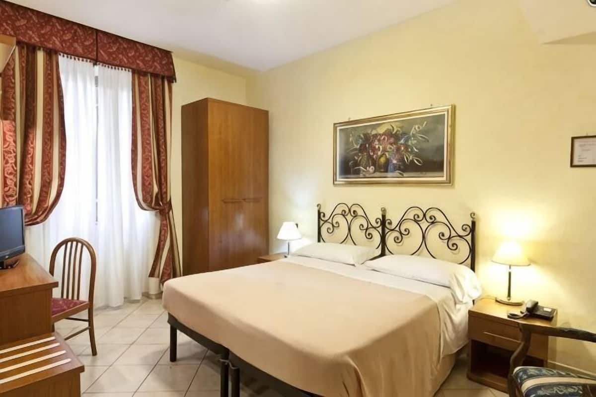 In-room safe, WiFi, bed sheets