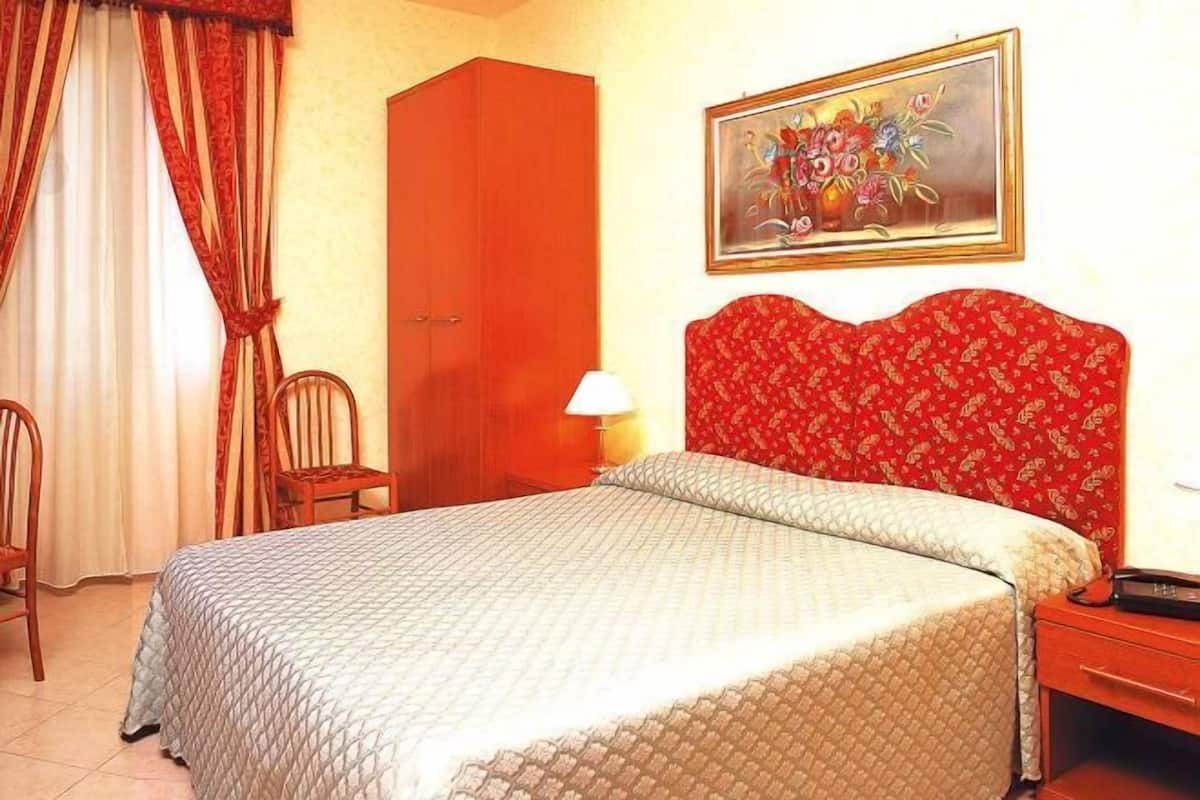 In-room safe, WiFi, bed sheets
