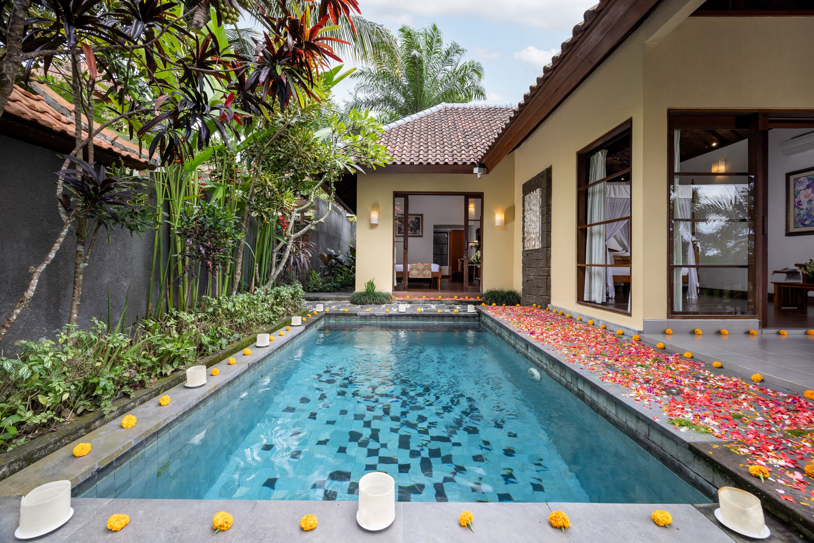 2 kolam renang outdoor, dengan payung kolam renang dan kursi berjemur