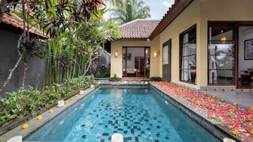 2 kolam renang outdoor, dengan payung kolam renang dan kursi berjemur