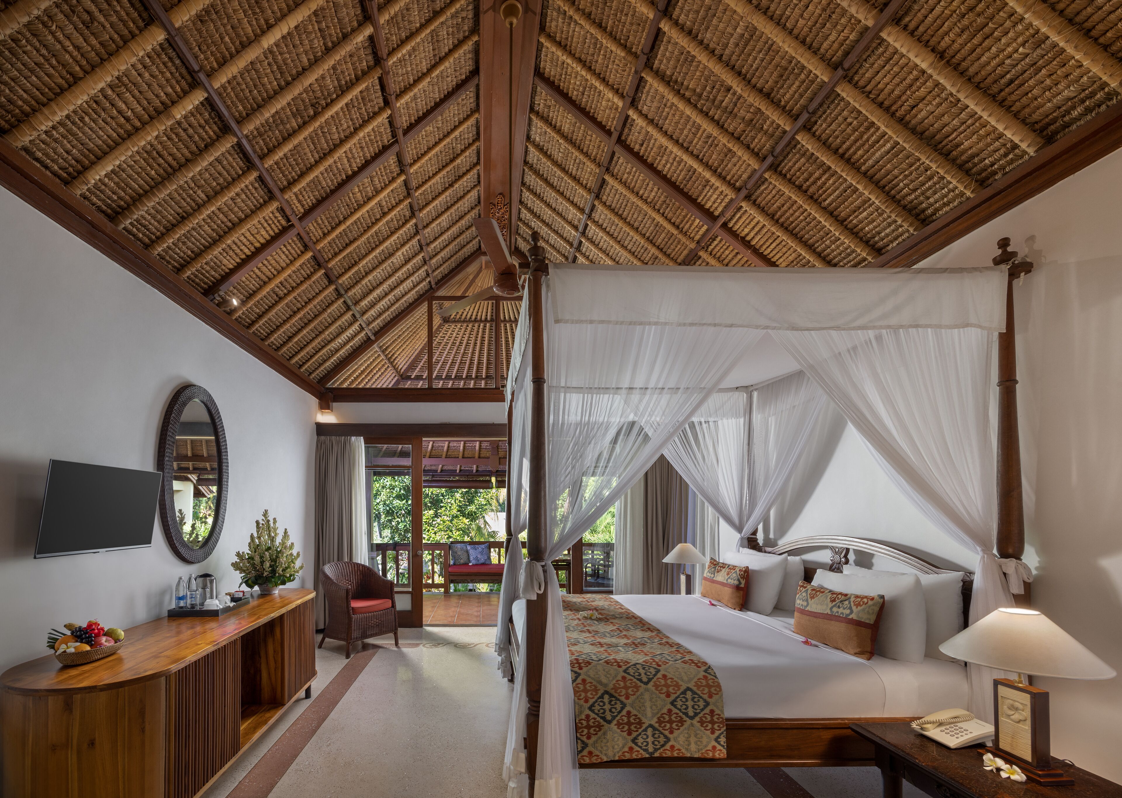 ميني بار وخزنة داخل الغرفة ومكتب وستائر تعتيم