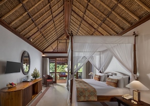 Superior Room | Minibar, in-room safe, desk, blackout drapes