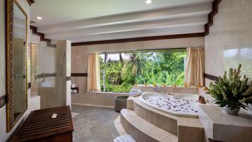 Luxury Suite | Bathroom | Separate bathtub and shower, deep-soaking bathtub, free toiletries