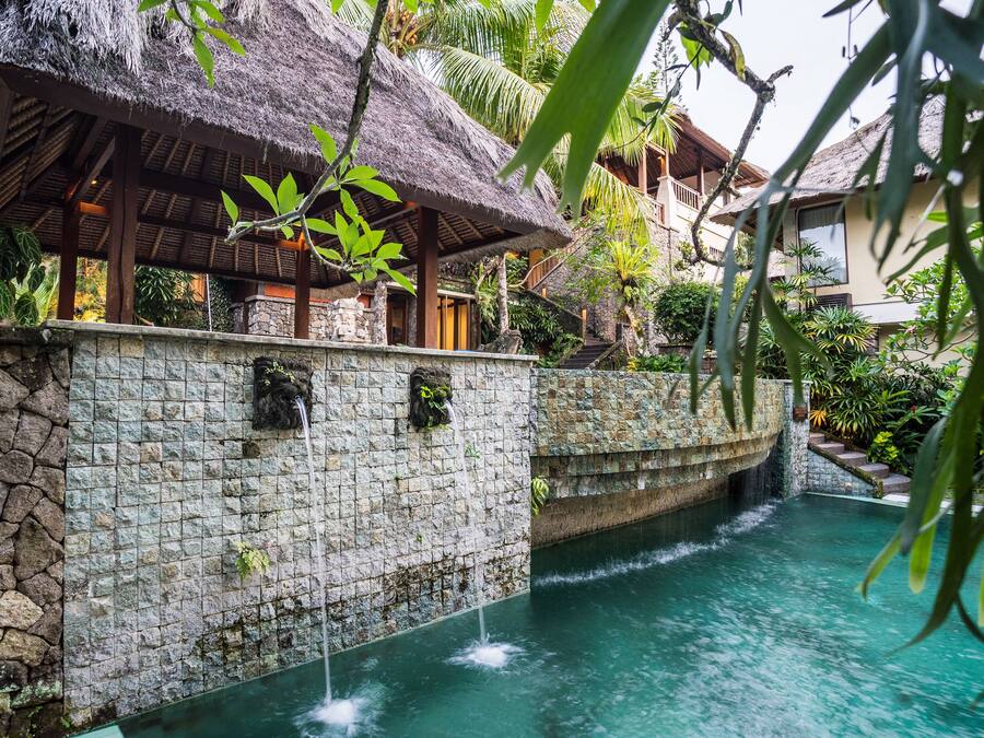 2 utendørsbassenger, bassengparasoller og solsenger