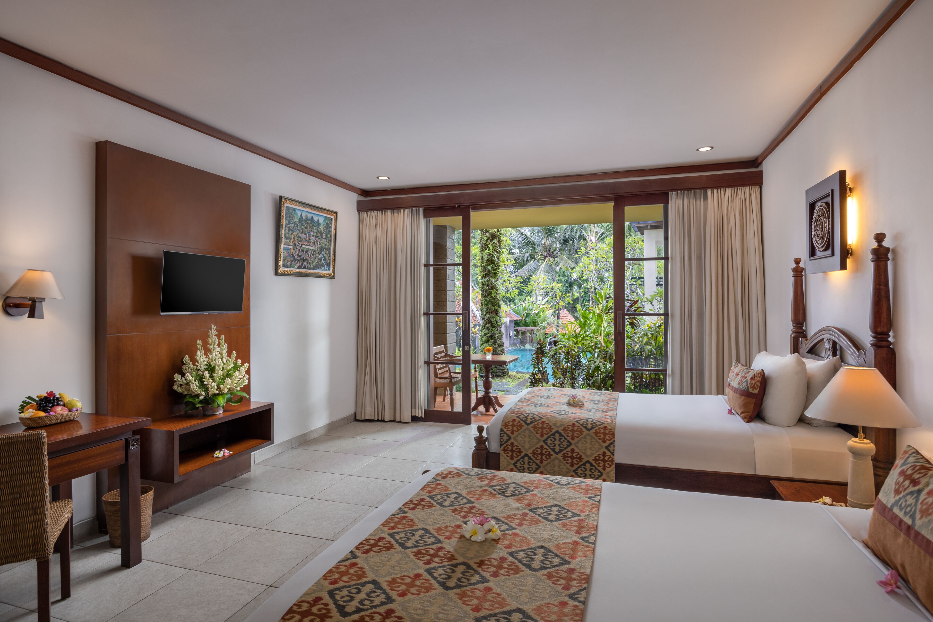 deluxe room | 1 bedroom, minibar, in-room safe, desk