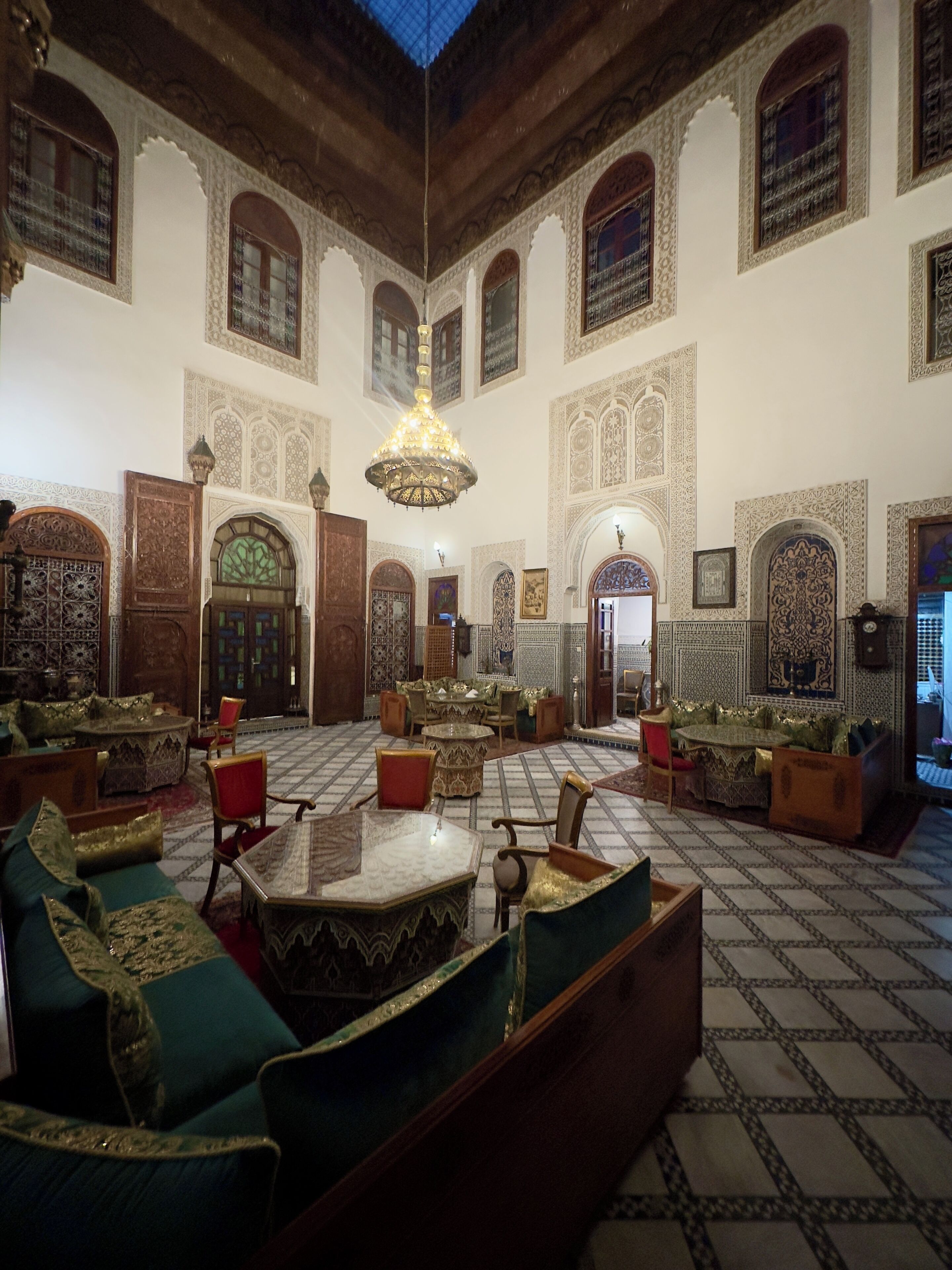 Deluxe Room | Living area | 42-inch TV with cable channels