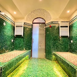 Sauna, trattamenti per il corpo, massaggi thailandesi, body wrap