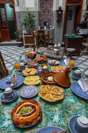 Free daily continental breakfast  - Riad Damia Suite &Spa (Fes)