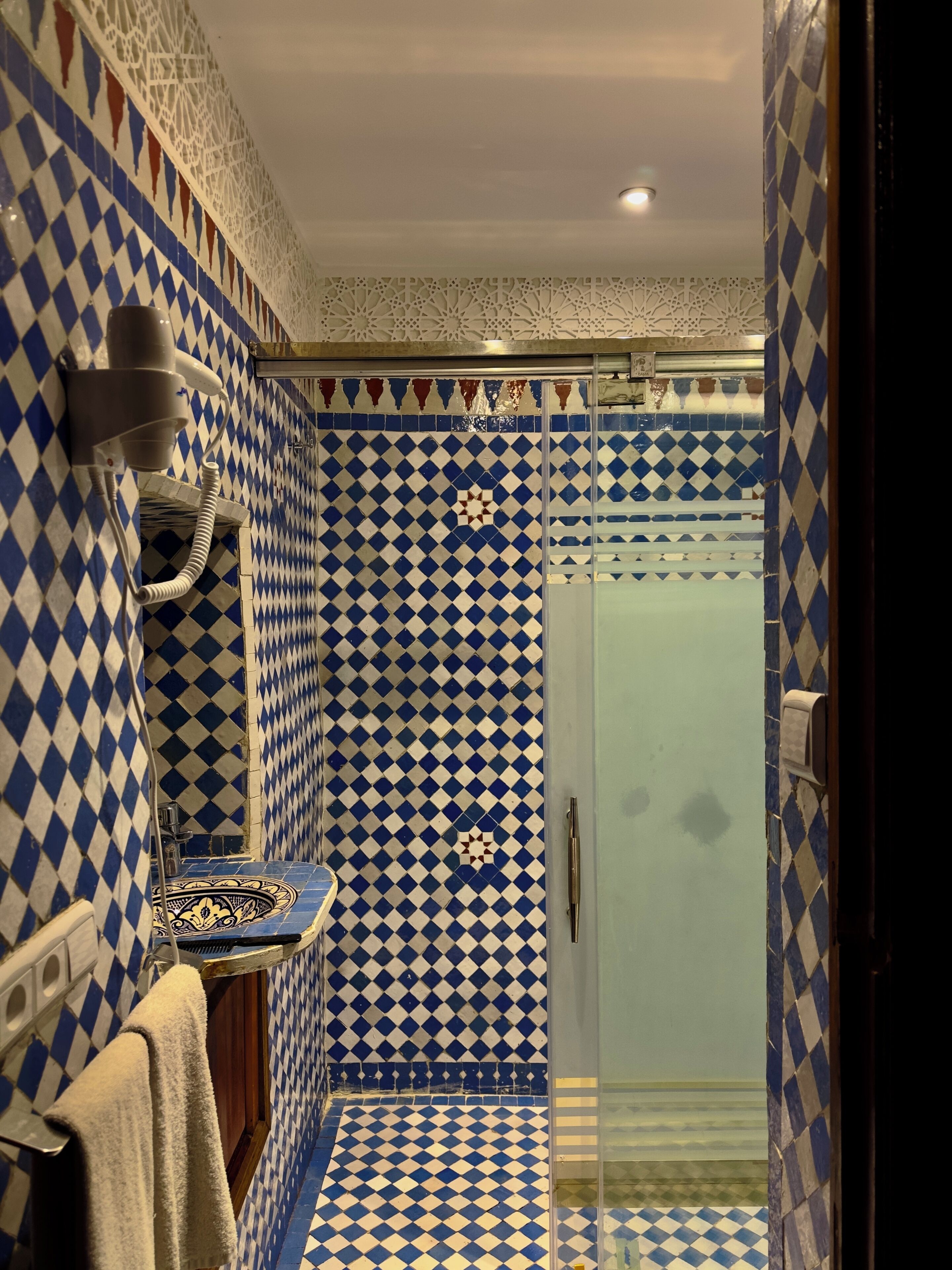 Ropa de cama de alta calidad y minibar con artículos gratuitos 