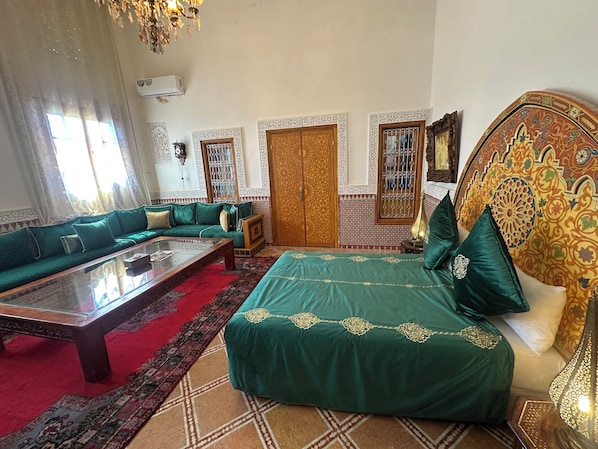 Panoramic fyrbäddsrum - utsikt mot staden | Sängtillbehör av högsta kvalitet och gratis produkter i minibar