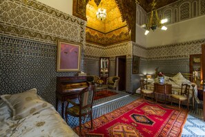 A room with intricate tile work, a large red carpet, and traditional furniture. - Riad Damia Suite &Spa (Fes)