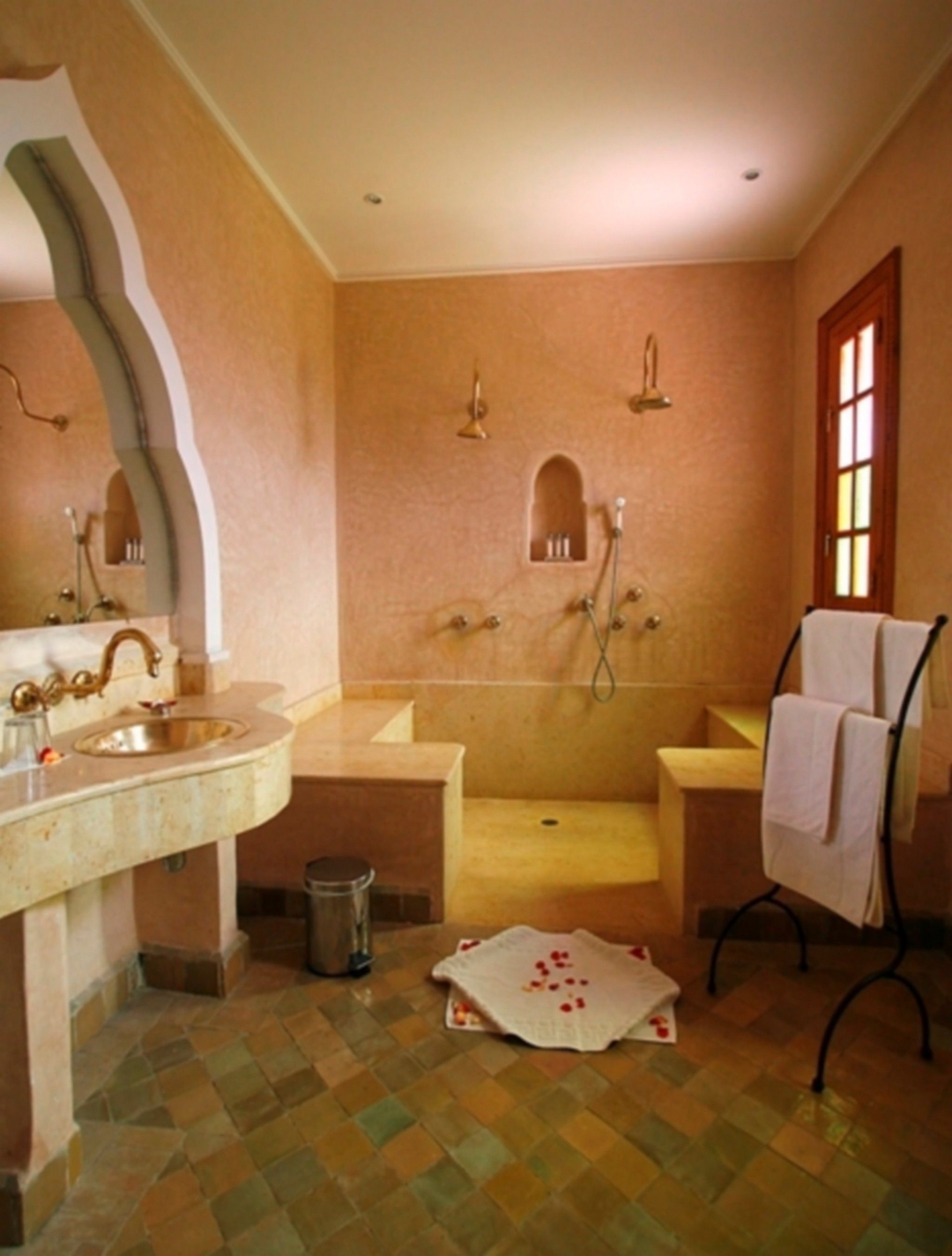 Une salle de bain avec un lavabo, une baignoire et une douche.