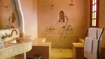 Une salle de bain avec un lavabo, une baignoire et une douche.