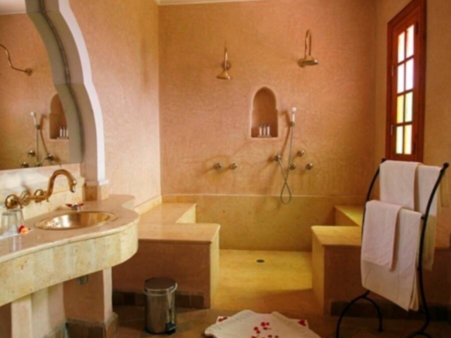 Une salle de bain avec un lavabo, une baignoire et une douche.