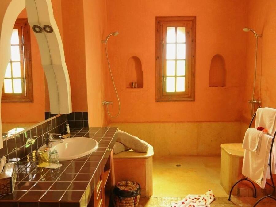 Un baño con un espejo grande, un lavabo, una bañera y una ducha.