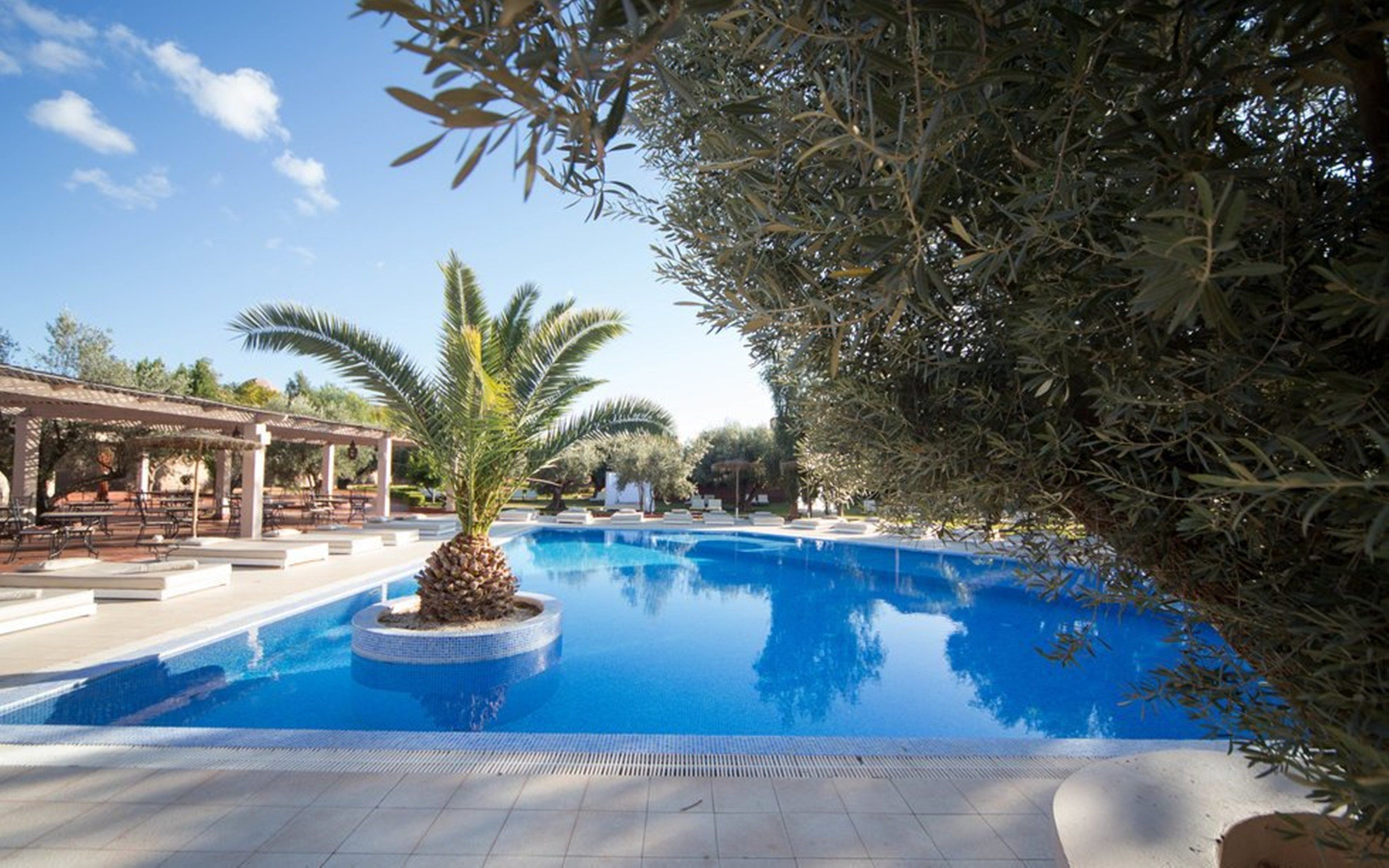 outdoor pool, open 8:00 am to 7:00 pm, free pool cabanas, pool umbrellas