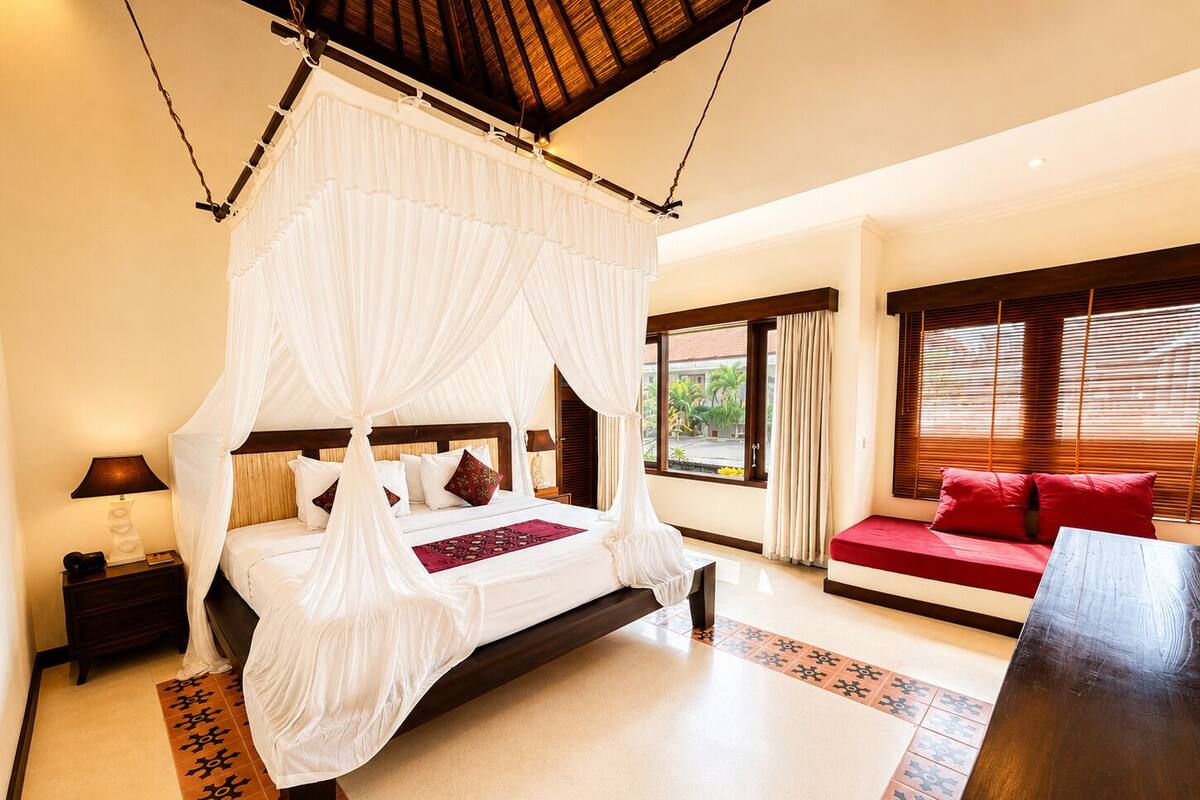 Deluxe Suite | Down duvets, minibar, in-room safe, desk