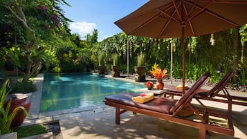 Outdoor pool, open 7:00 AM to 10:00 PM, pool umbrellas, sun loungers